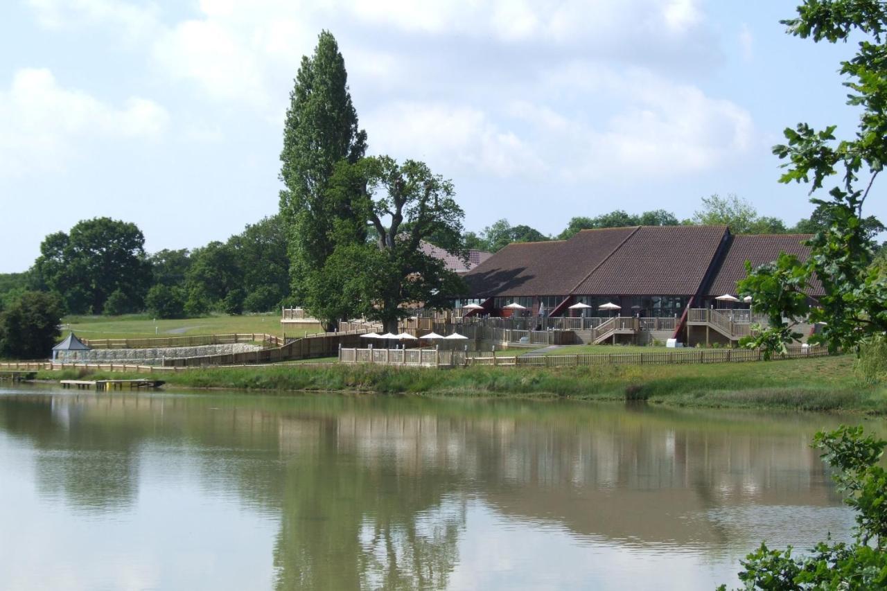 Lakeside Park Hotel & Spa Fishbourne  Exterior photo
